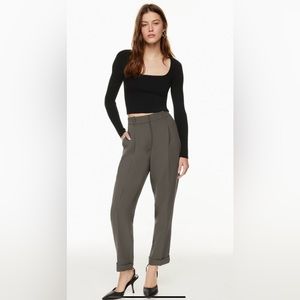 Dashwood Pant
High-waisted pleated crepe pants peppercorn grey dive 4